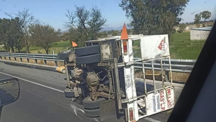 volcadura de unidad con tanques de gas en la carretera méxico querétaro hoy 29 de noviembre 2024.jpg