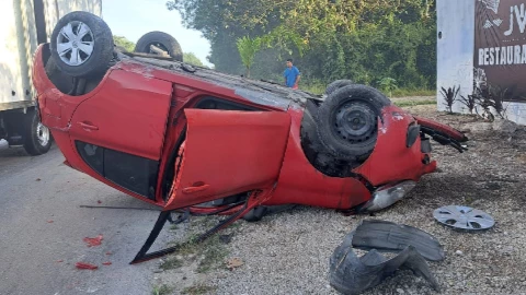 ¡Otro accidente! Aparatosa volcadura sobre el libramiento en Cancún.jpg
