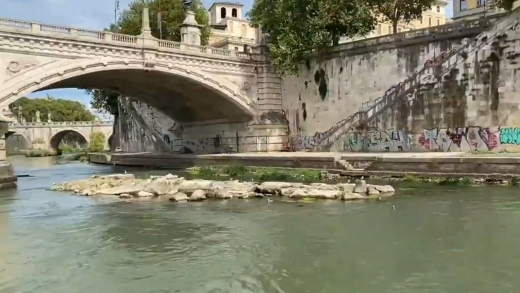 El bajo nivel de agua en el Río Tíber