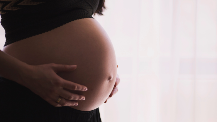 Mujer queda embarazada de su esposo muerto