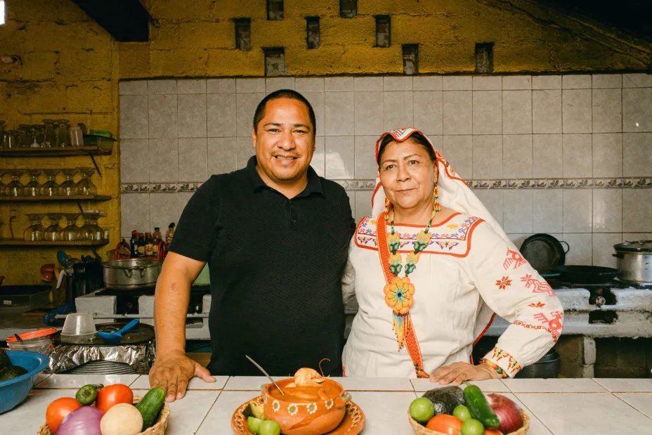 Amparo Irene Crespo-Cocinera tradicional y Héctor Leyva-Chef preofesional.jpg