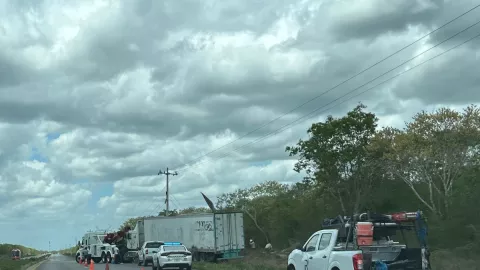 Fuerte choque de tráilers en la carretera Tahmek (FOTO)