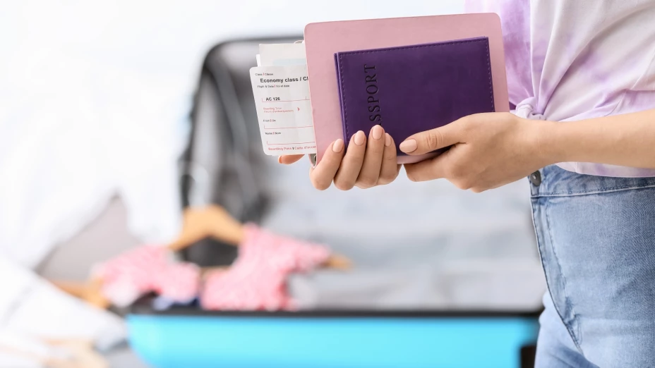 Porta documentos para viajar en manos de una mujer