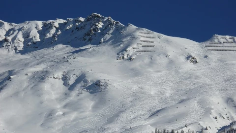 Sobreviven dos alpinistas a avalancha en Siberia