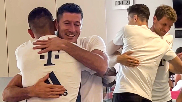 Robert Lewandowski despidiéndose de sus compañeros del Bayern Munich