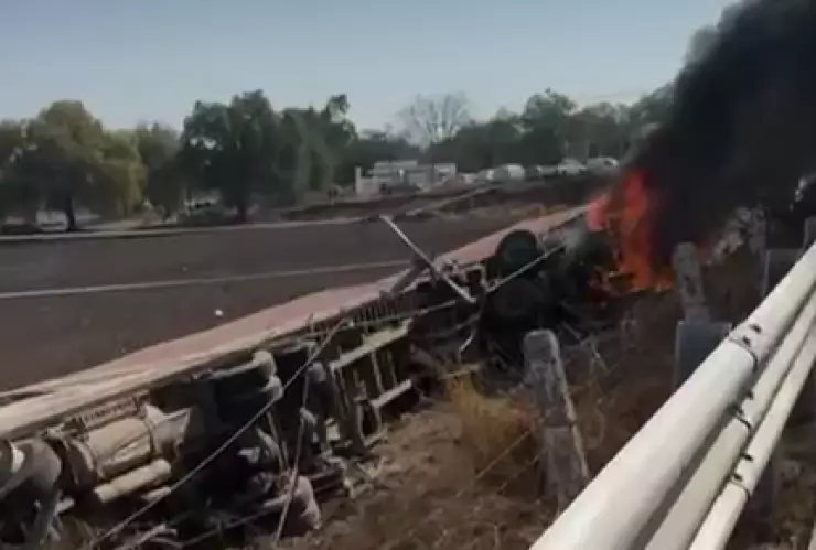 Tráiler volteado en la México-Querétaro HOY martes 28 de enero 2025