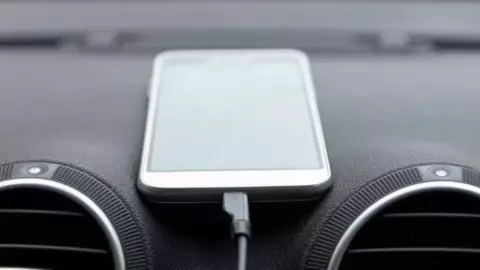 ¿Es malo_ Por esta razón no debes cargar tu celular en el auto