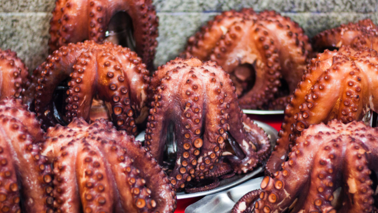 Pulpo se le atora a comesal en la garganta