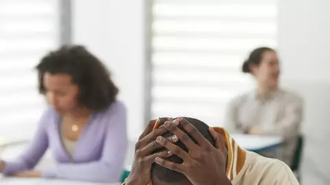 Los síntomas de un ataque de ansiedad incluyen taquicardia y pensamientos catastróficos