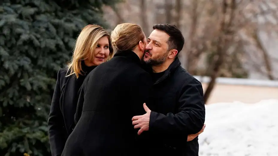 Mette Frederiksen es recibida por Volodymyr Zelenskyy y su esposa.
