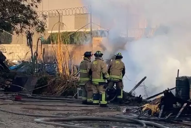 Incendio en Vía Rápida Alamar Tijuana hoy viernes 3 de enero de 2025