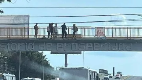 Hombre intenta lanzarse en puente de Veracruz