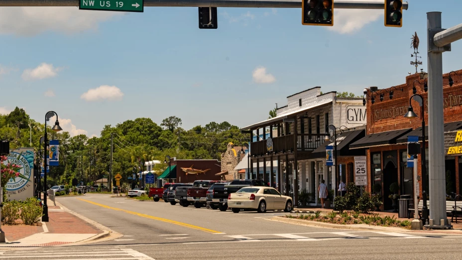 una vista de las calles de Crystal River en FL.