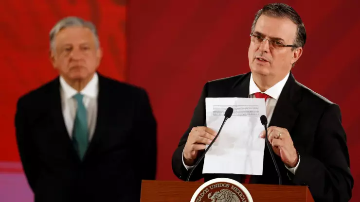 El secretario de Relaciones Exteriores, Marcelo Ebrard, sostiene un documento mientras el presidente de México, Andrés Manuel López Obrador, mira durante una conferencia de prensa en el Palacio Nacional en la Ciudad de México, México, el 10 de j