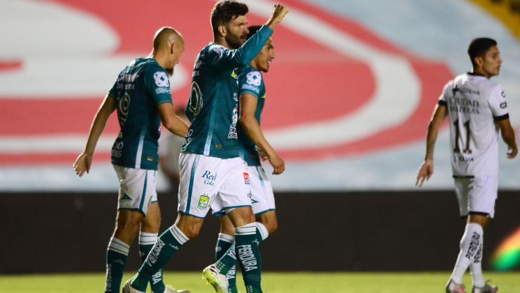 le&oacute;n le da la vuelta al gallo