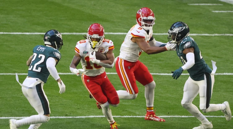 Isiah Pacheco corre en el State Farm Stadium vs Eagles Super Bowl