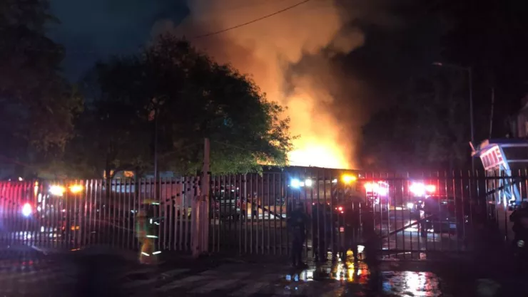 CDMX: Un incendio consume un almacén del IMSS con medicamentos en la Gustavo A. Madero