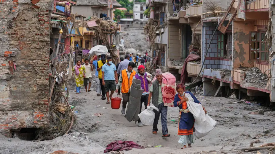 Residentes se van de Devighat, Nepal, tras inundaciones.