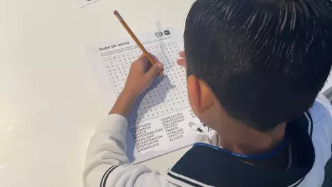 Niño escribiendo