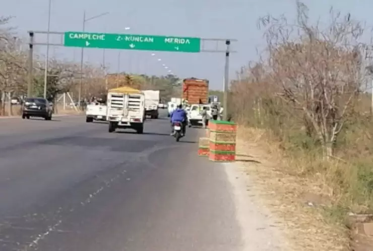 FOTOS_ Rapiña en el periférico de Mérida por caída de cajas de pollos
