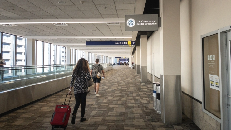 Una oficina de la CBP en una terminal de aeropuerto.