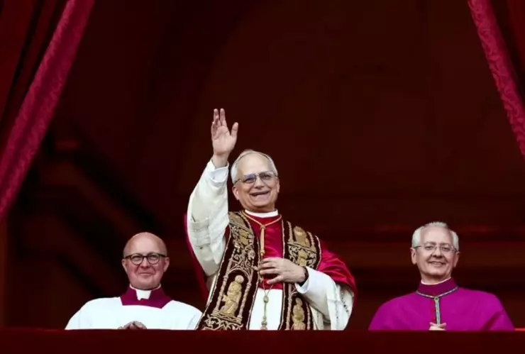 Papa León XIV ofreciendo su primer discurso desde el Vaticano en 2025.