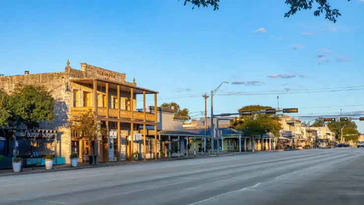 la hermosa calle principal de la ciudad en Texas