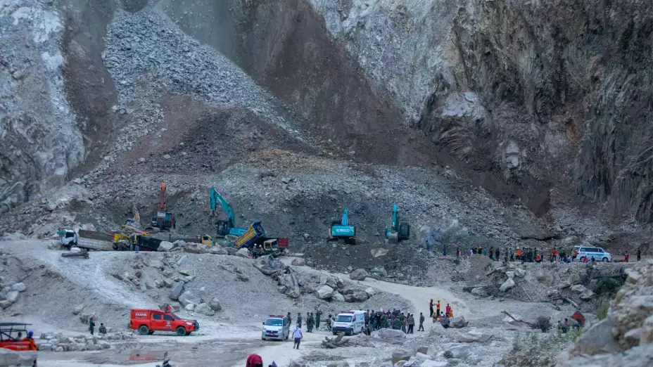 Rescate de víctimas tras un derrumbe en una cantera en Indonesia.