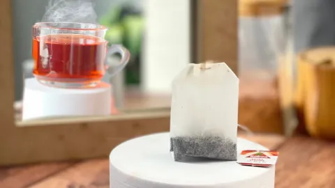Bolsas de té negro frío para las ojeras
