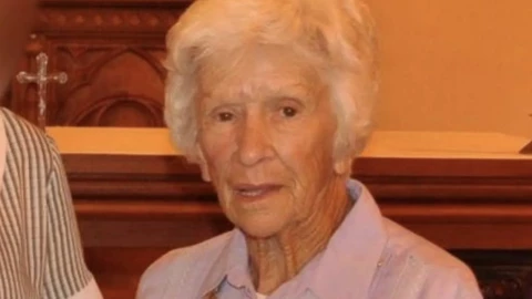 Policía dispara con un teaser a viejita de 95 años que tenía un cuchillo