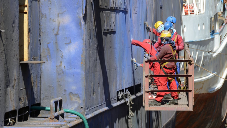 Albañiles trabajando en una obra de construcción.