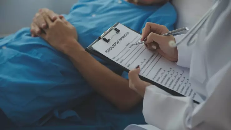 un hombre recibe su diagnóstico en un hospital