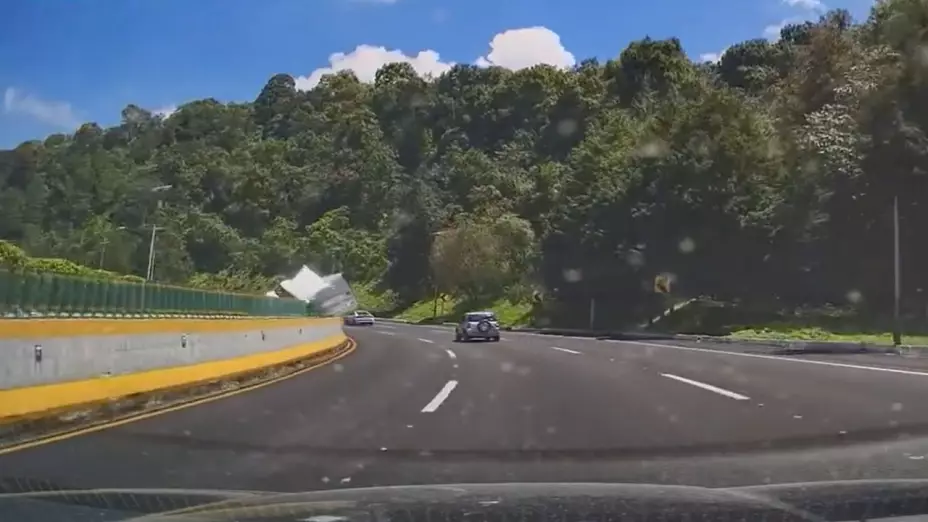 VIDEO: Se voltea un tráiler en La Pera y usuarios graban el momento exacto del accidente en la México-Cuernavaca