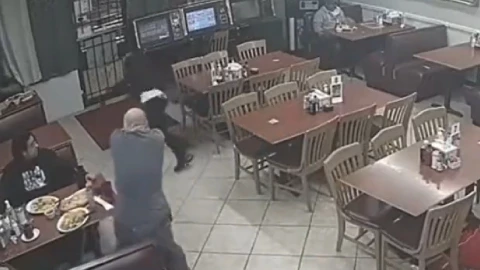 Hombre dispara y mata a asaltante en taquería en Texas