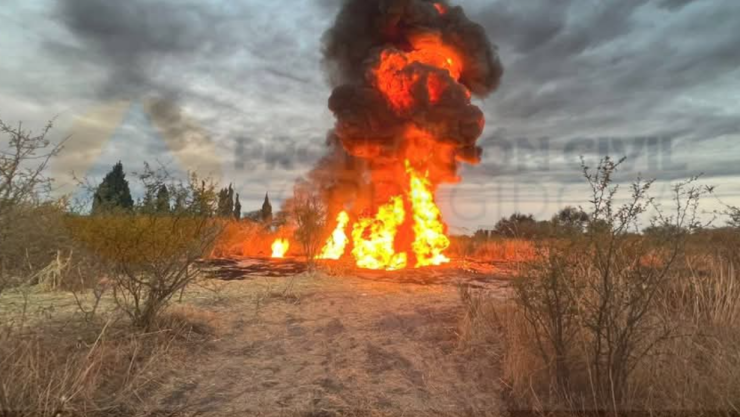 Incendio en ducto de combustible en Corregidora, Querétaro hoy jueves 6 de febrero 2025