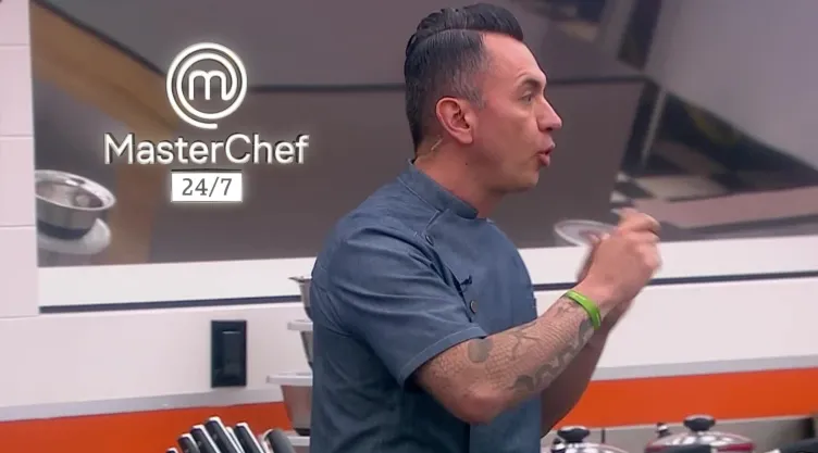 Maestro Édgar Núñez se pone estricto en clase de MasterChef.