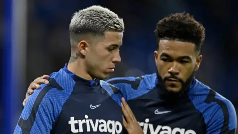 Enzo Fernández con Reece James en el calentamiento con el Chelsea