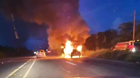 Fuerte accidente en Mérida deja dos autos incendiados y una persona sin vida