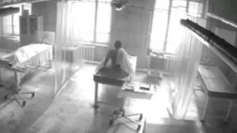 hombre despierta en la morgue en la india.