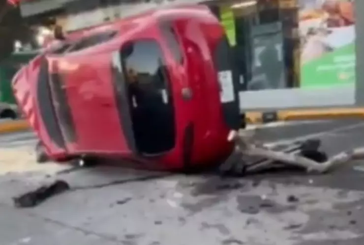 Vehículo queda volcado y destrozado tras accidente en avenida Cruz del Sur