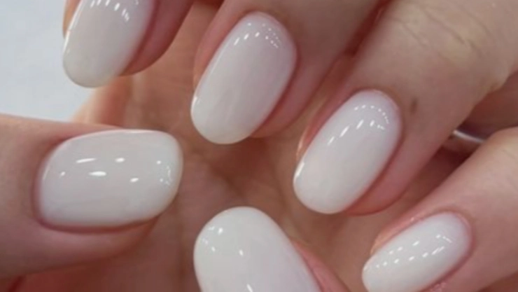 diseños de uñas color blanco lechoso