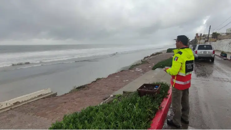 Protección Civil alerta por oleaje alto en Playas de Tijuana