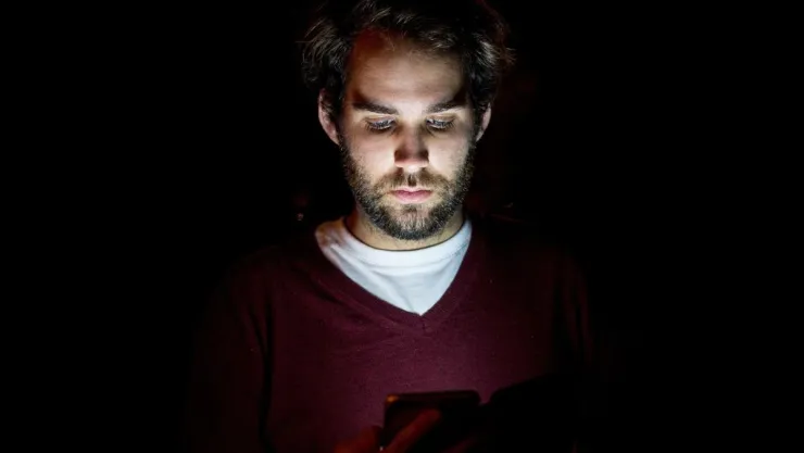 /estilo-de-vida/por-que-no-debes-dormir-celular-cerca-de-ti