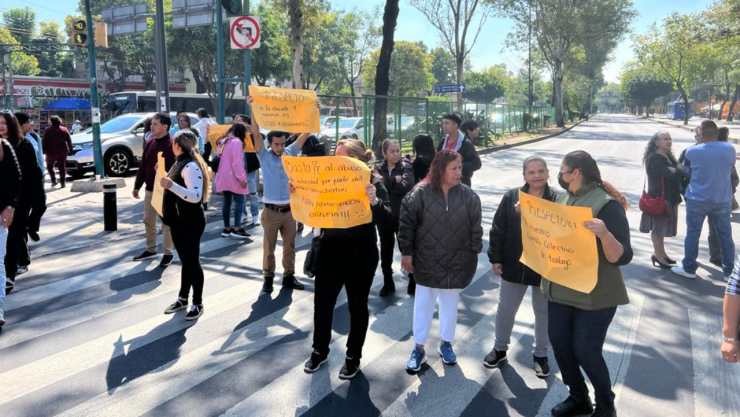 Trabajadores sindicalizados del CCH Azcapotzalco realizan bloqueo por mejoras de trabajo.