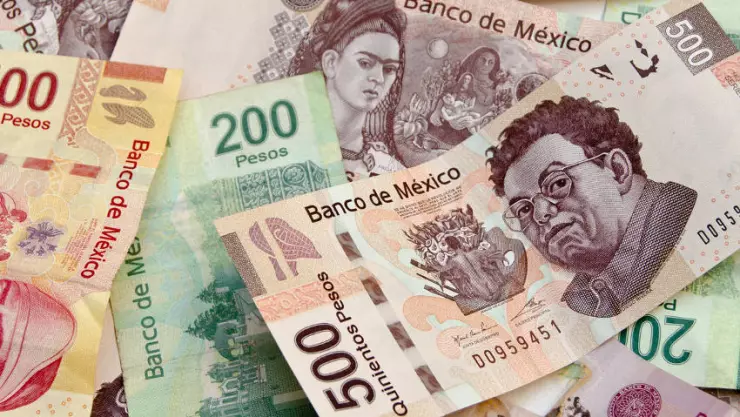 ¡No tires tus billetes rotos! Aún tienen valor y los podrías usar