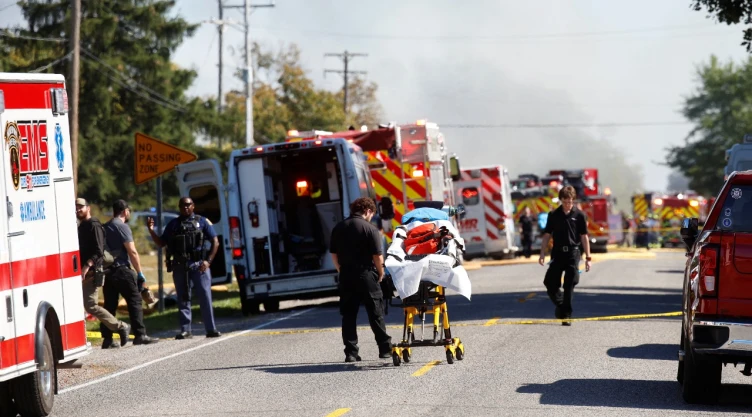 El personal de emergencia trabaja en la escena de un tiroteo que tuvo lugar en la Iglesia de Jesucristo de los Santos de los Últimos Días, según la policía, en Grand Blanc, Michigan , EE. UU., el 28 de septiembre de 2025.