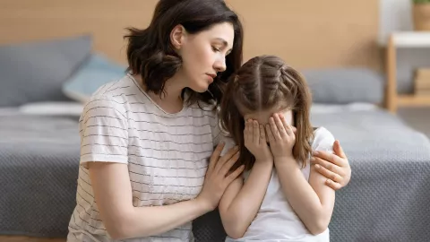 Frente a la rabieta de un niño, más que imponer control, los adultos deben ofrecer contención y empatía.