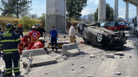 Autopista México-Toluca: Volcadura de un auto en la autopista rumbo a Santa Fe