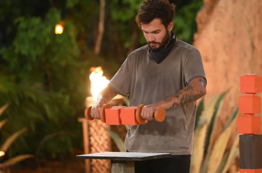 A la señal de ‘Warrior’ deberán de poner los cubos sobre la base para agregar uno más.