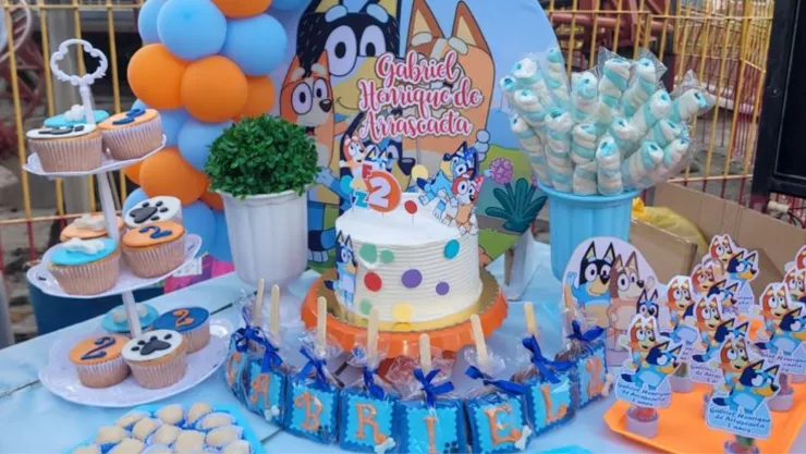 mesa de dulces de bluey para fiesta infantiles